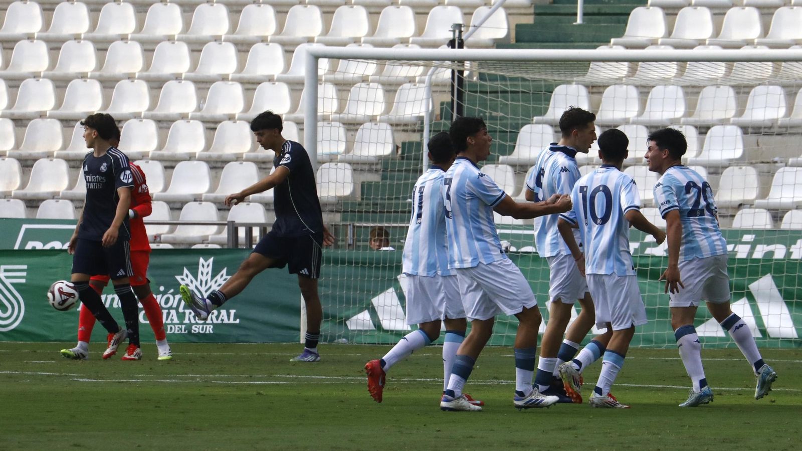 Los jugadores del Racing Club de Avellaneda celebran un gol en su semifinal ante el Real Madrid.
