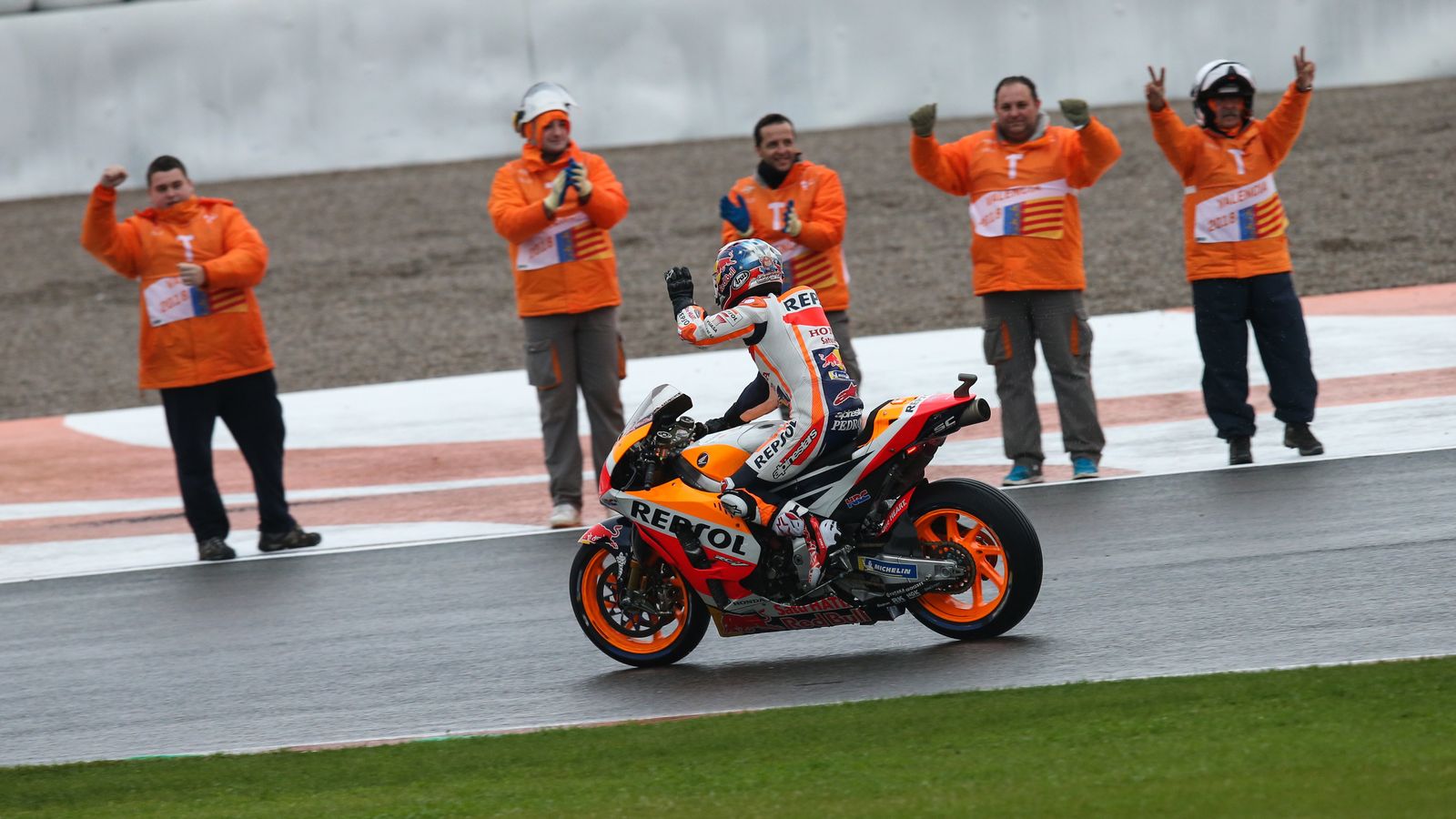 Pedrosa, saludando a los aficionados y a los comisarios en Cheste.