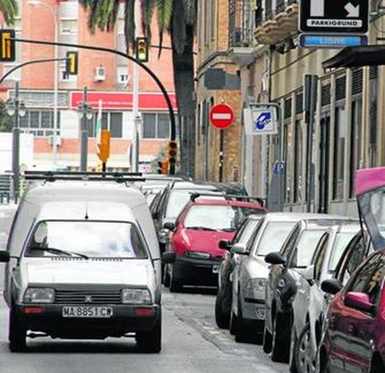 Un automóvil circula por la calle Vendeja.