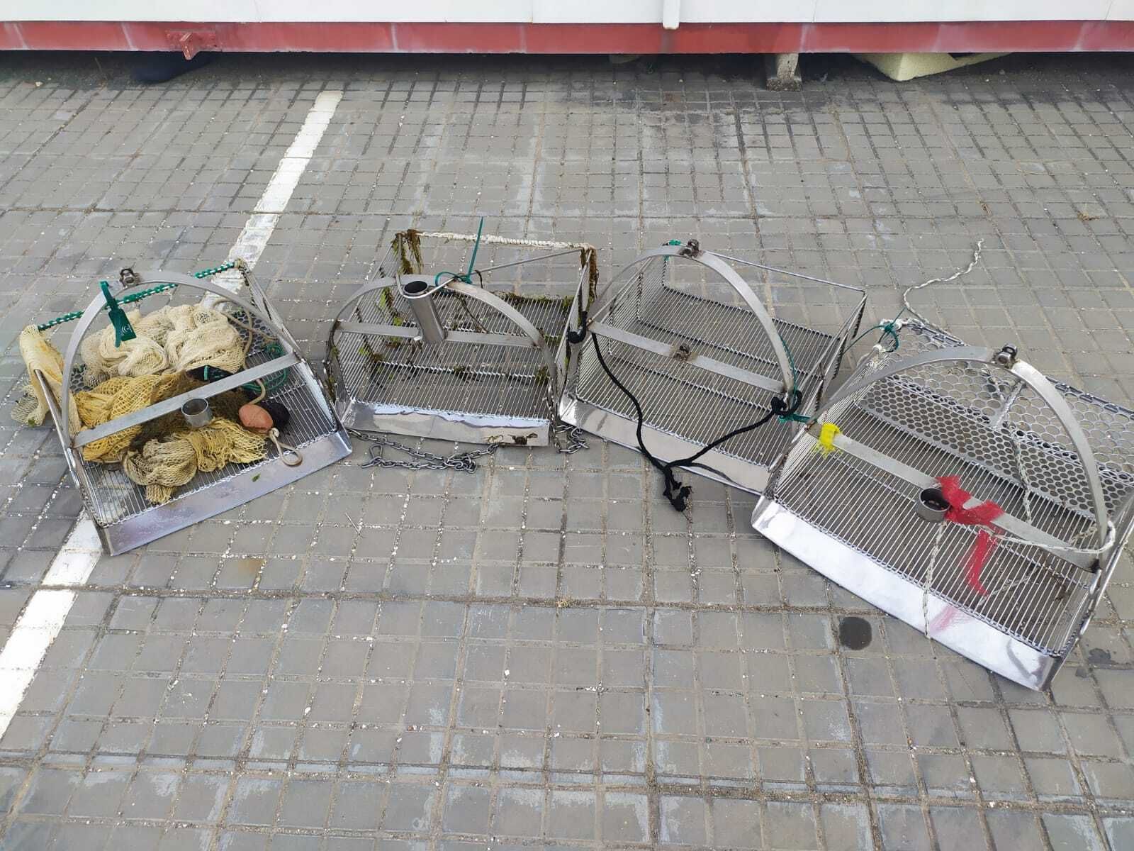 Rastros manuales utilizados para la captura ilegal de coquinas