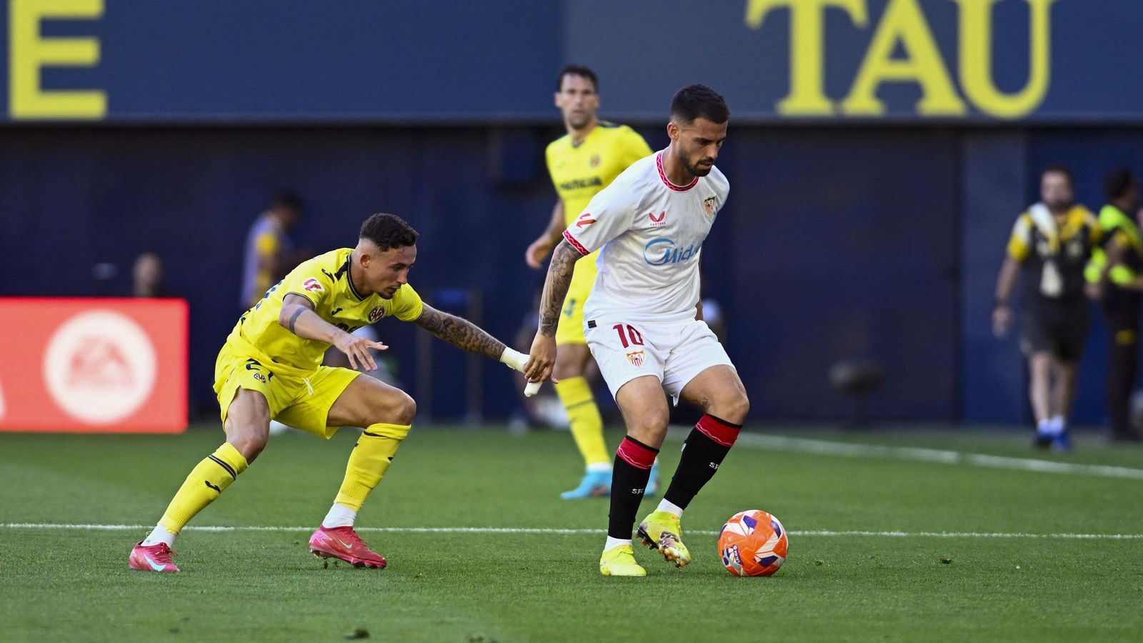 Suso se marcha de Yéremi Pino.