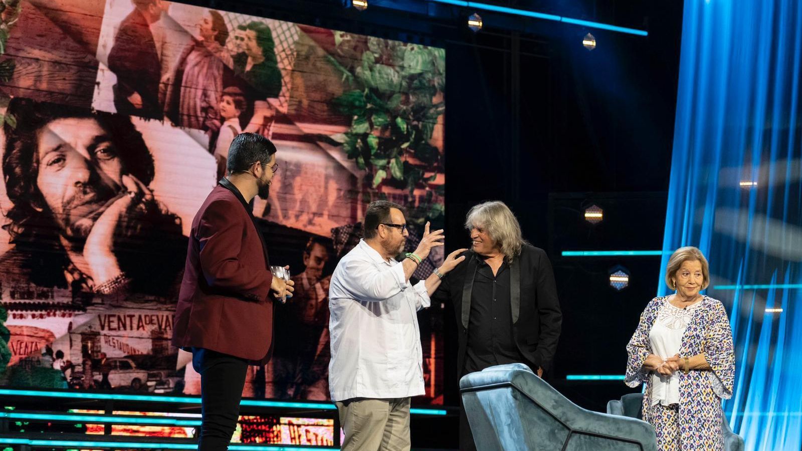 Lolo Picardo y Lela Fontao con José Mercé y Manu  Sánchez durante la emisión del programa 'Tierra de Talento'.