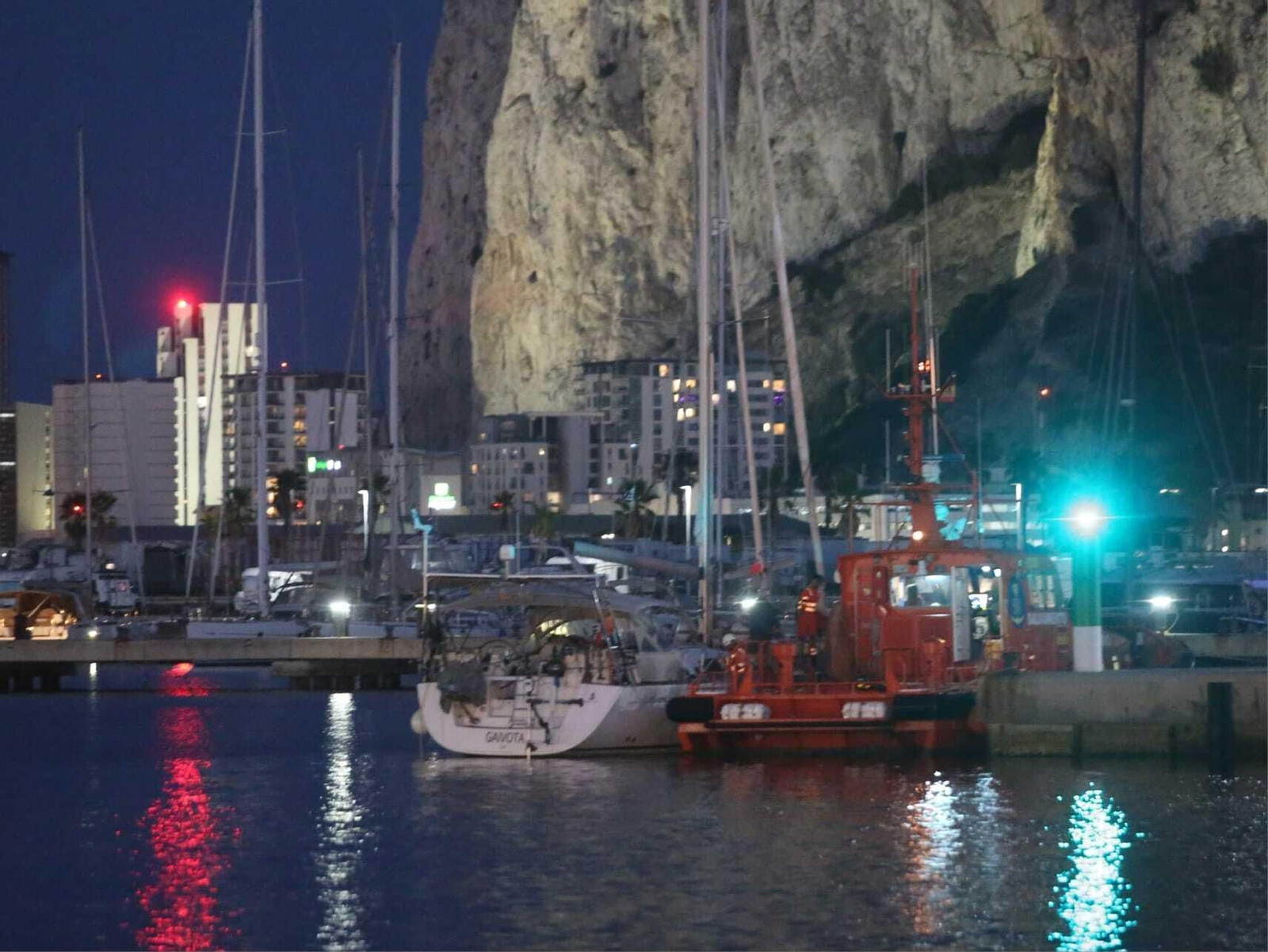 El velero golpeado, junto a la 'Denébola'