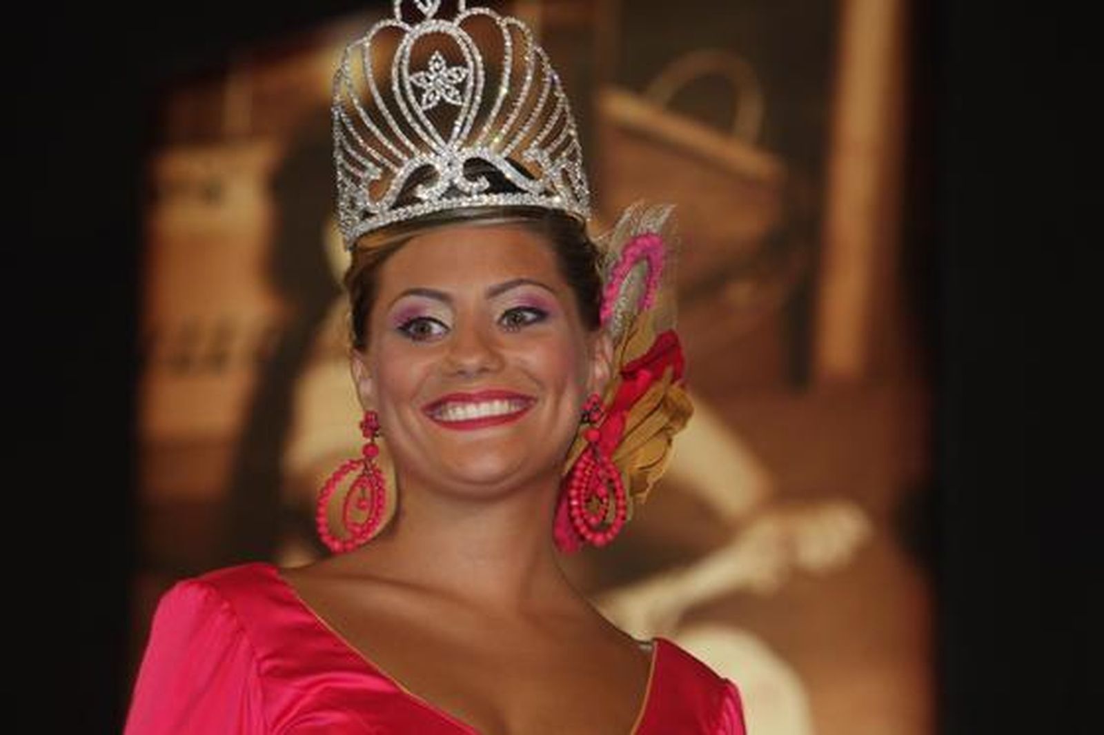 El acto de coronación de las reinas infantil y juvenil precedió al pregón a cargo del escritor Francisco Muñoz. 

Foto: Paco Guerrero