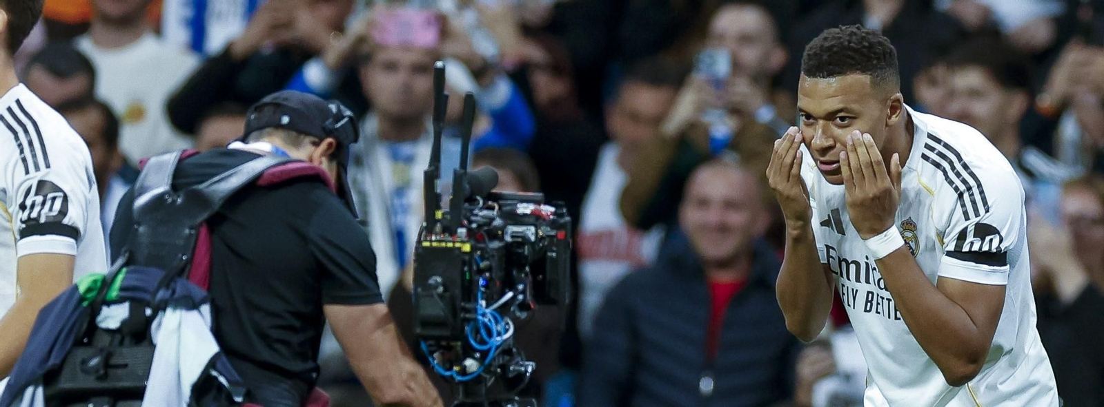 Mbappé celebra ante la cámara uno de sus goles al Valencia.