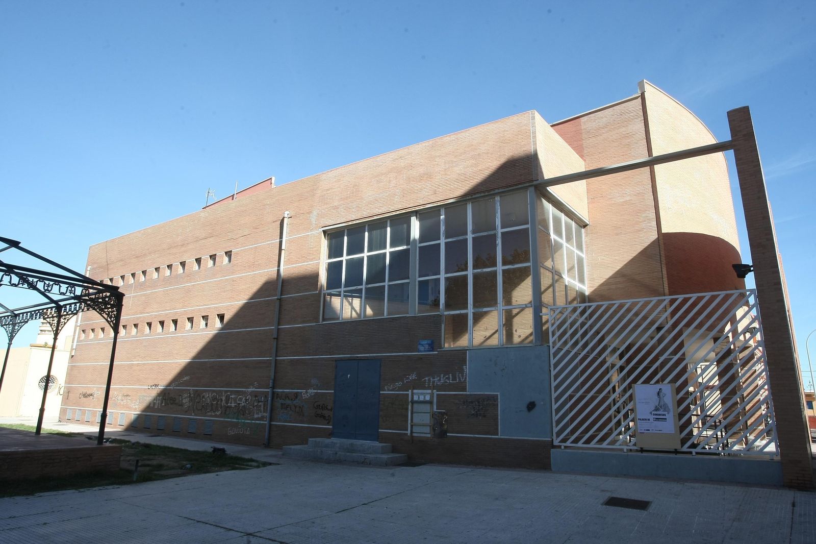 Fachada del teatro La Velada, en La Línea.