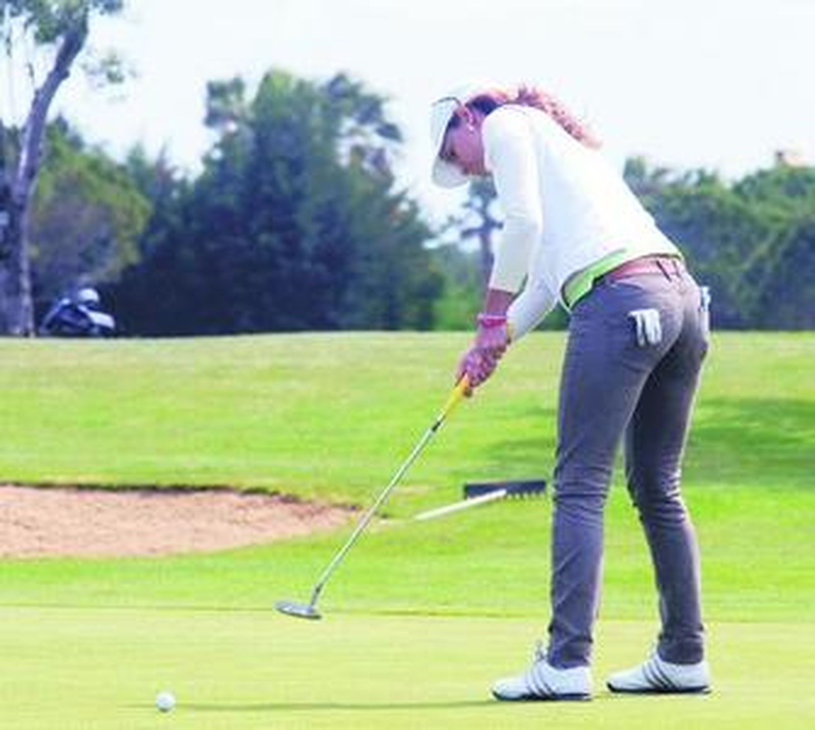 Secuencia en la que Emma Cabrera conecta el putt de la victoria en el hoyo de desempate y su oponente, Marta Prieto, acude a felicitarla.