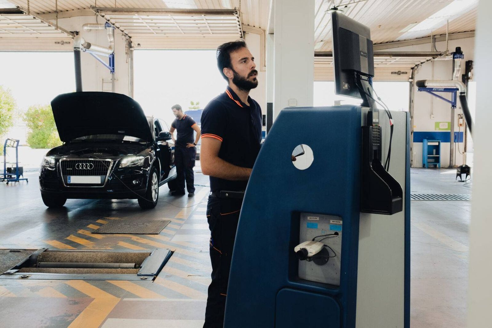 Coches electrificados, ventajas en la ITV y sobrecostes en los seguros