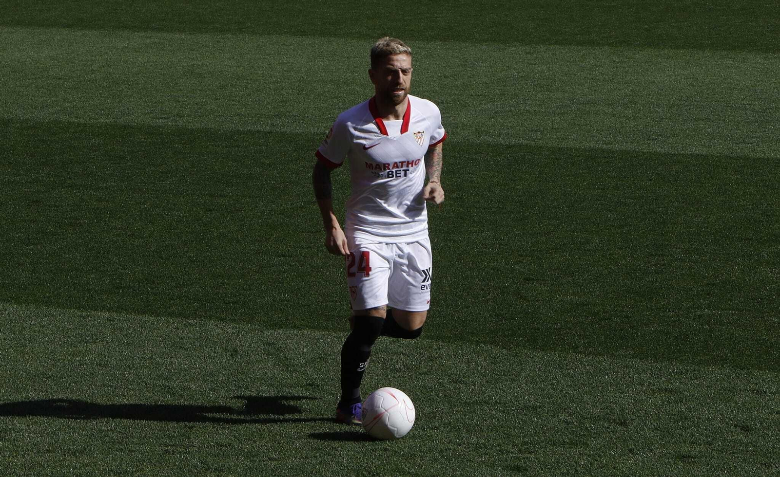 El Papu, sobre el césped del Sánchez-Pizjuán.