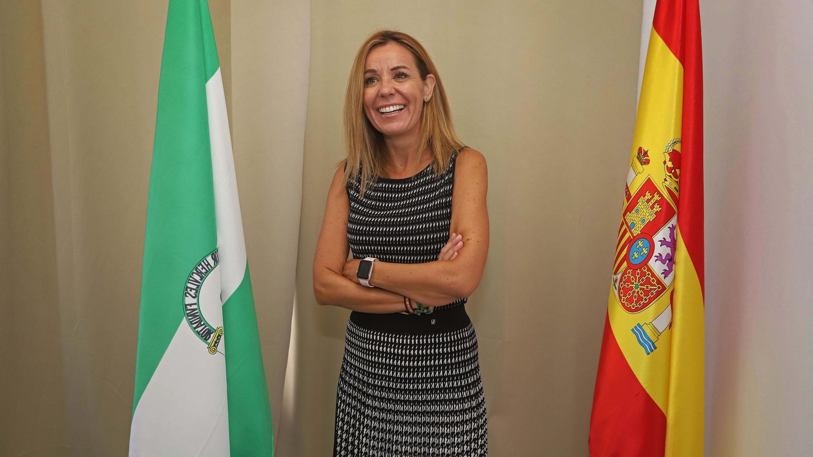 Arroyo, entre las banderas de Andalucía y España.