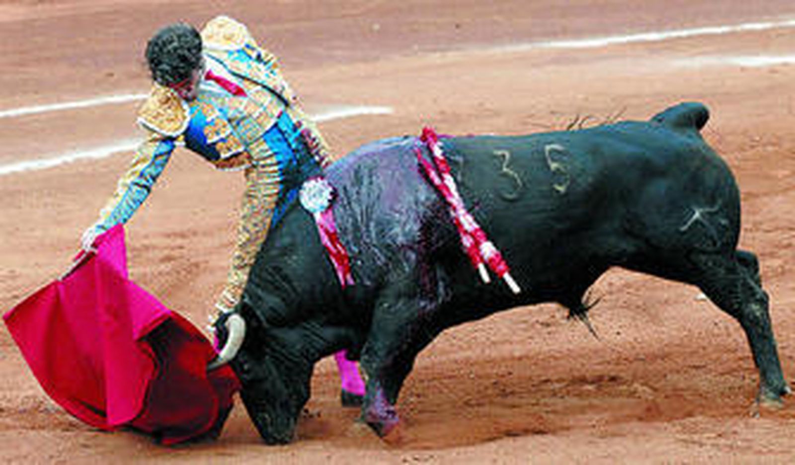 José Tomás, en la arena de la Monumental Plaza México, tirando de la embestida de 'Moralejo', de 475 kilos.