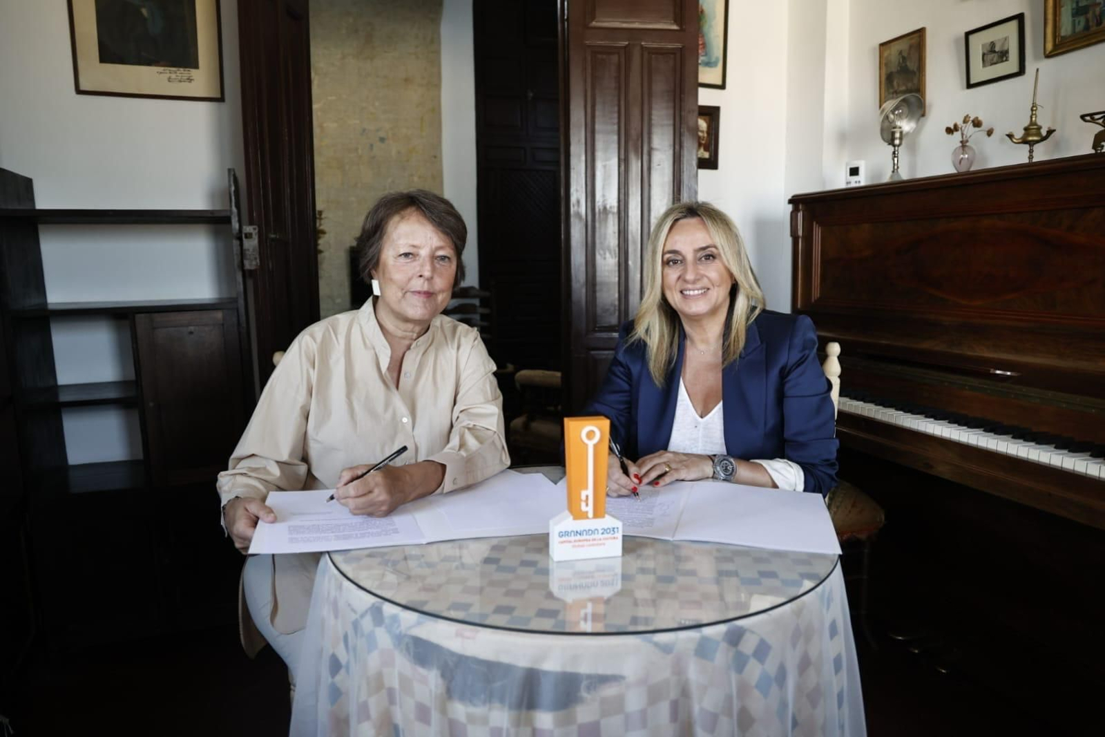 Marifrán Carazo y Elena García de Paredes firmando la adhesión del Archivo Manuel de Falla a la capitalidad cultural