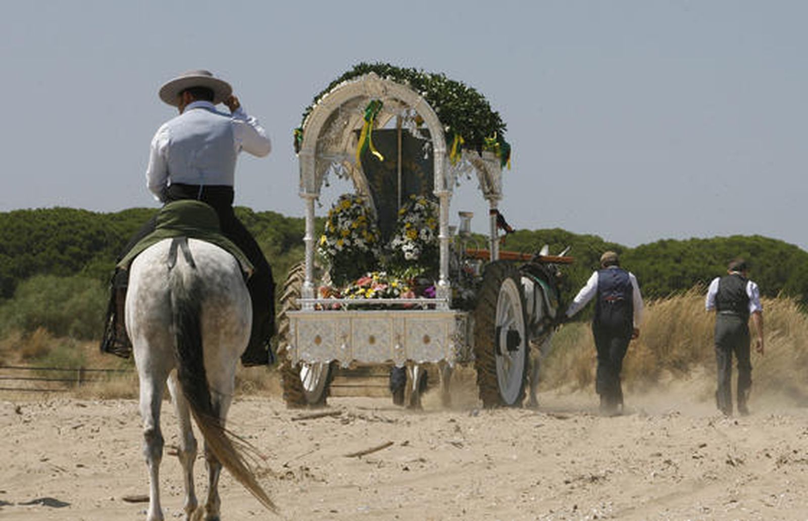 La hermandad de El Puerto cruza Bajo de Guía. 

Foto: Borja Benjumeda