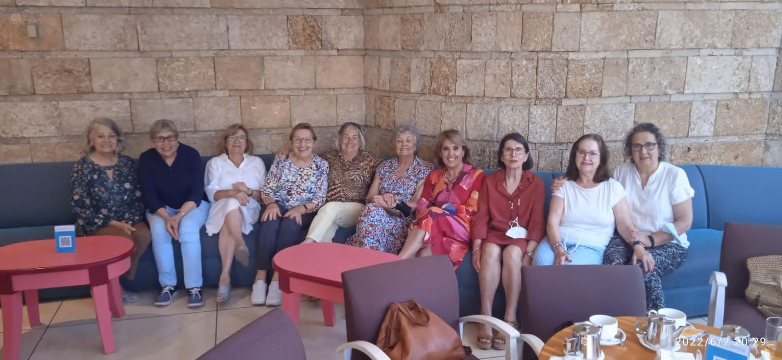 Maribel Armada, María Ángeles Guelfo, Toñi Ortiz de Galisteo, Paqui Cea, Lourdes Domínguez, Eloisa Marín, María del Carmen Sanjuan, Cecilia Bienvenido, Margarita Franco y África Jiménez, durante la reunión en el Hotel Playa.