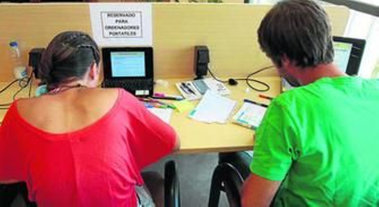 Universitarios estudiando para los exámenes extraordinarios.