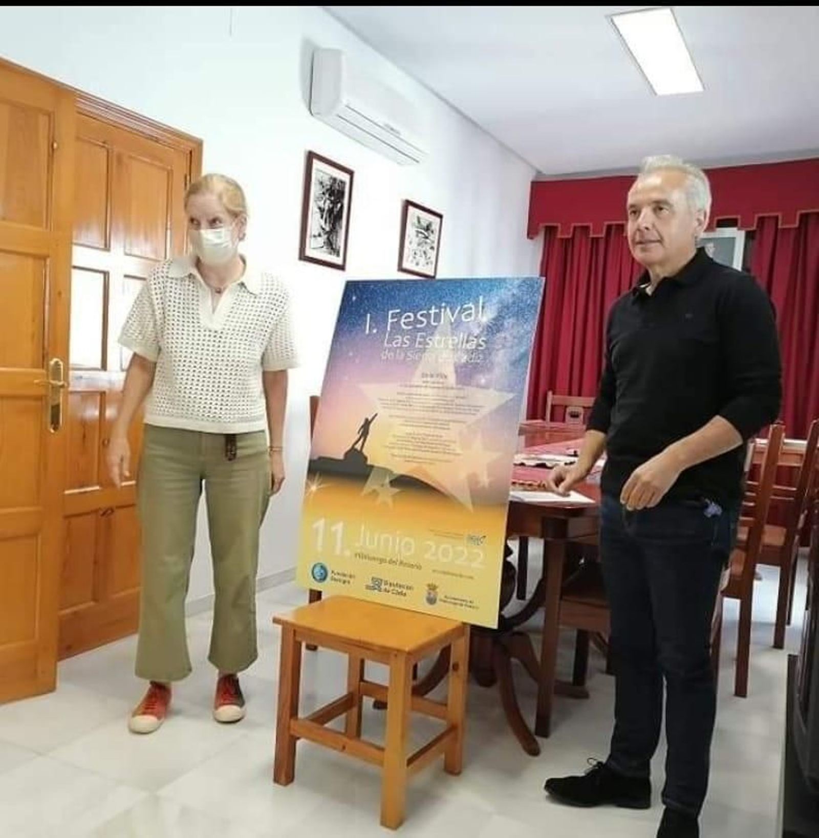 El alcalde Alfonso Moscoso presenta el cartel del evento.