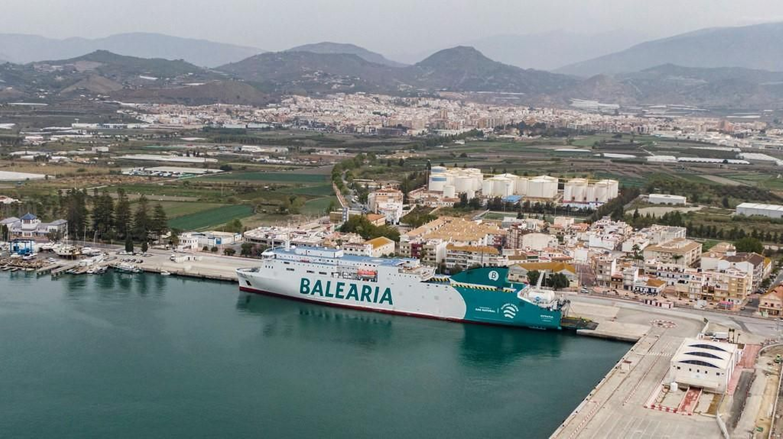 Un barco de Balearia atracado en el Puerto de Motril, en una imagen de archivo