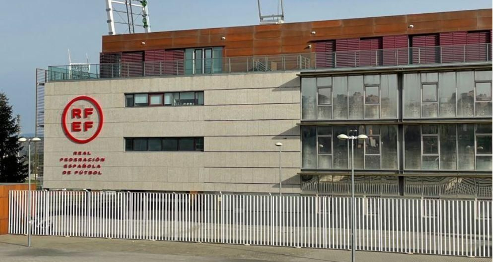 Fachada de la sede de la Real Federación Española de Fútbol