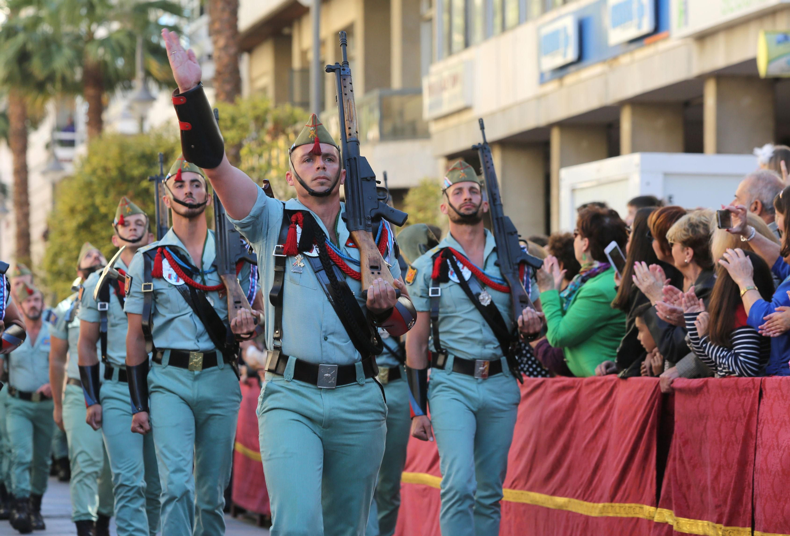 Recibimiento a la Legión en las calles del centro de Huelva