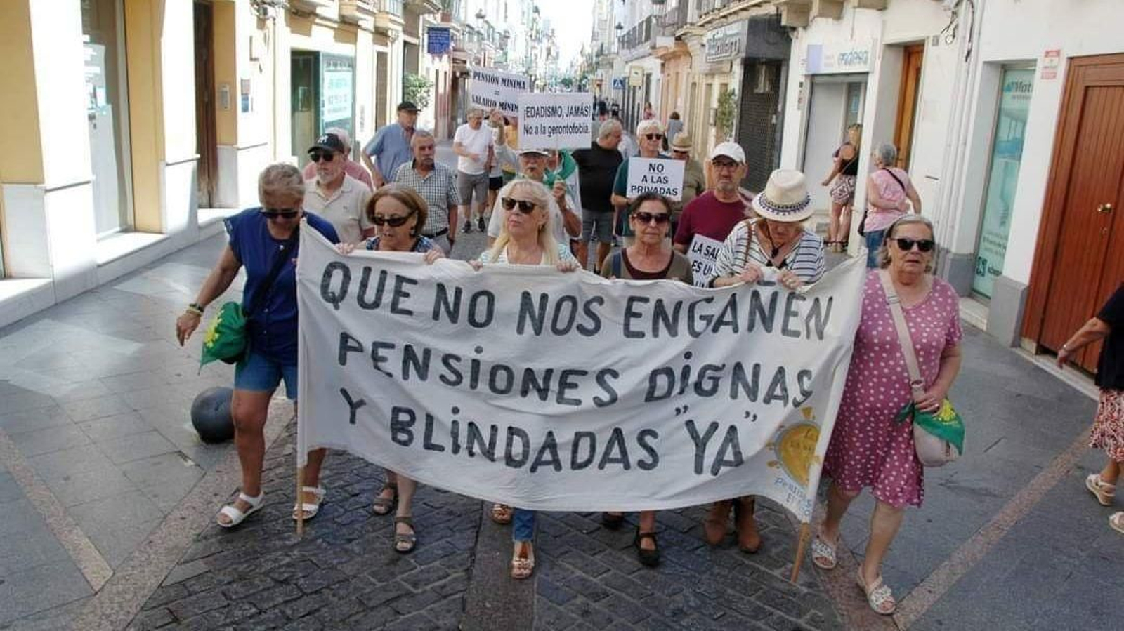 'Los lunes al sol', en una de sus marchas reivindicativas por el centro de El Puerto.