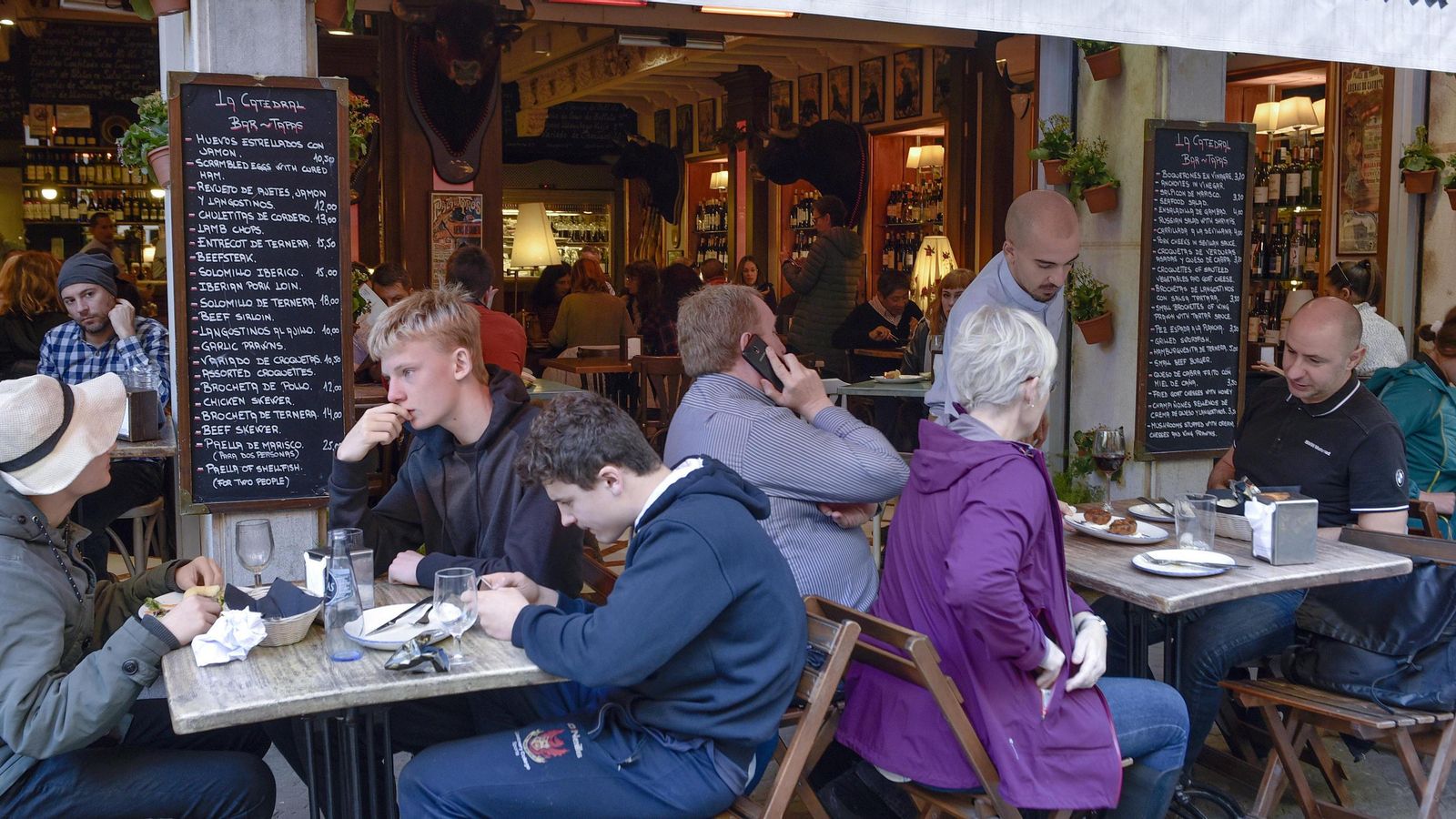 Los turistas colmatan una de las terrazas del centro histórico.