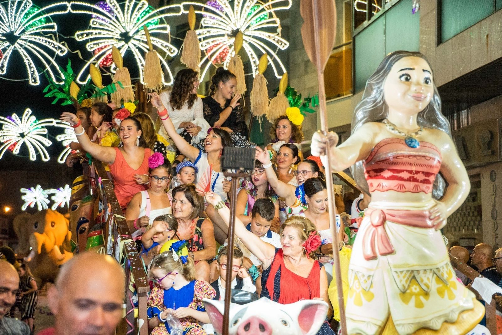 Fotogalería de las fiestas de Adra con el desfile de carrozas y la actuación de Juan Mena