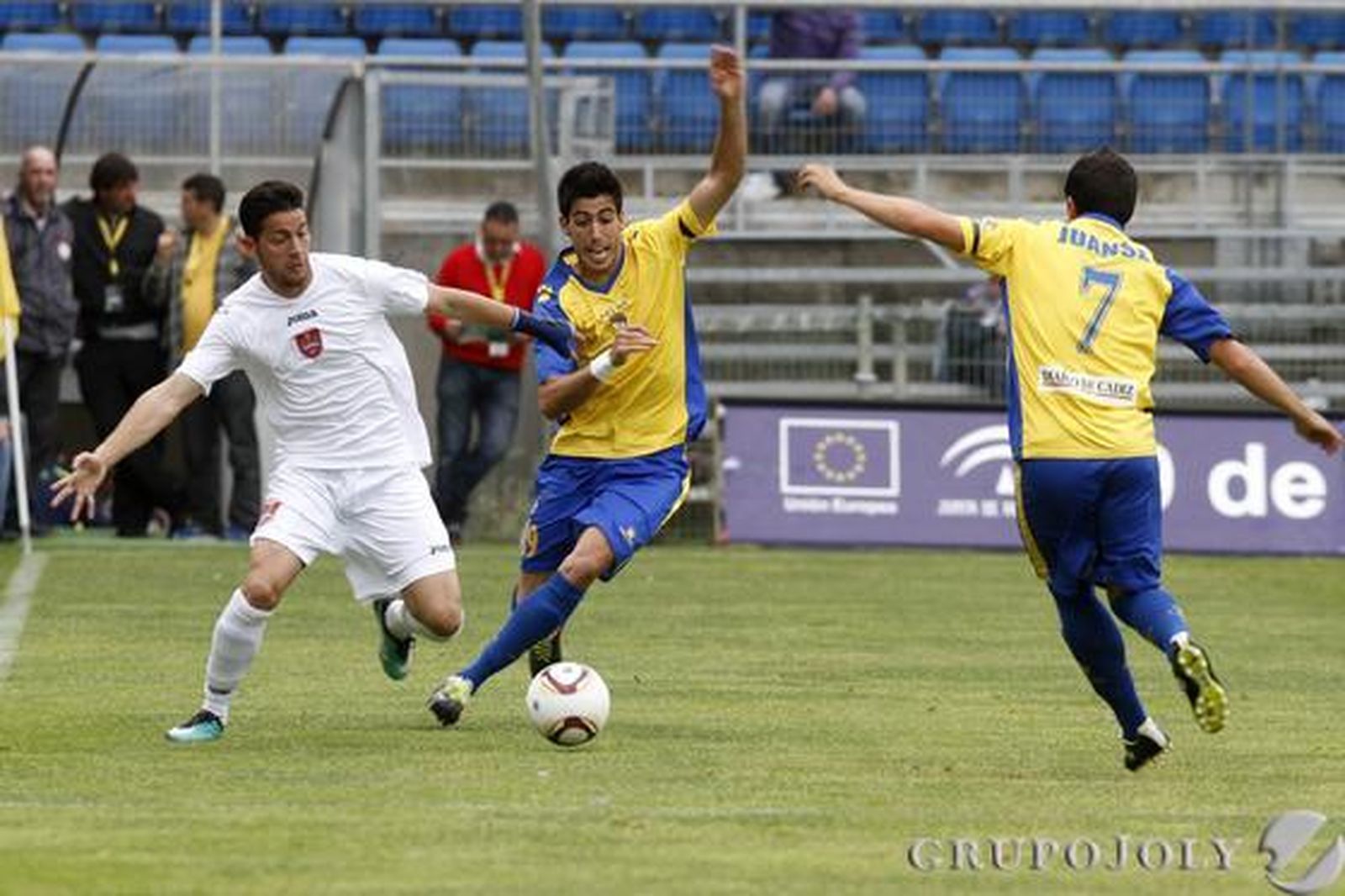 Aranda intenta llevarse el balón. 

Foto: Lourdes de Vicente