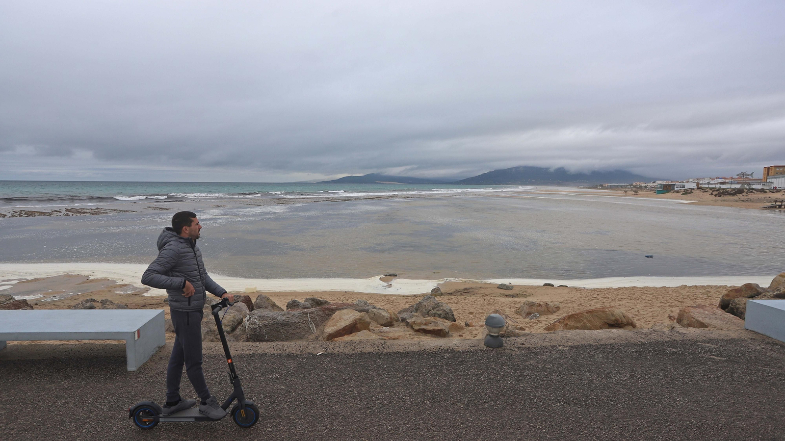 Fotos de la marea alta en la playa de Los Lances