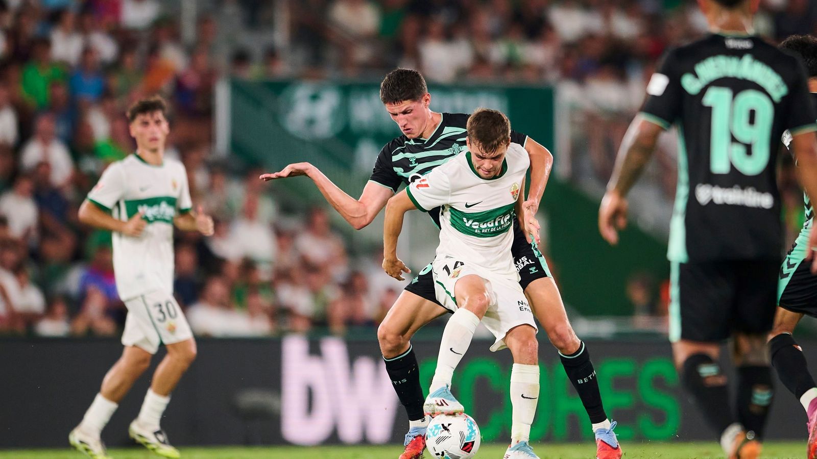 Altimira presiona a Febas en el Elche-Betis de este curso.