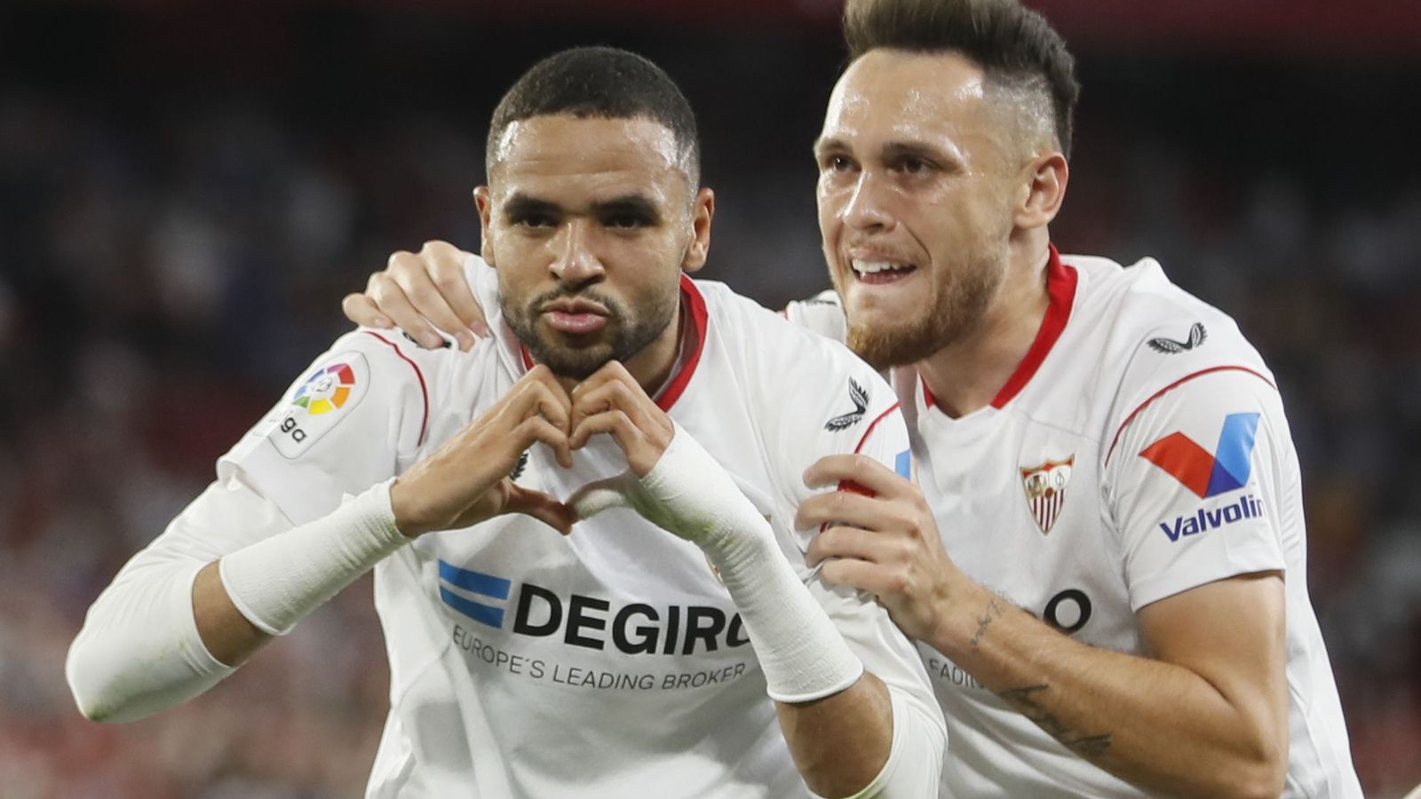 Youssef En-Nesyri celebra un gol junto a Lucas Ocampos.