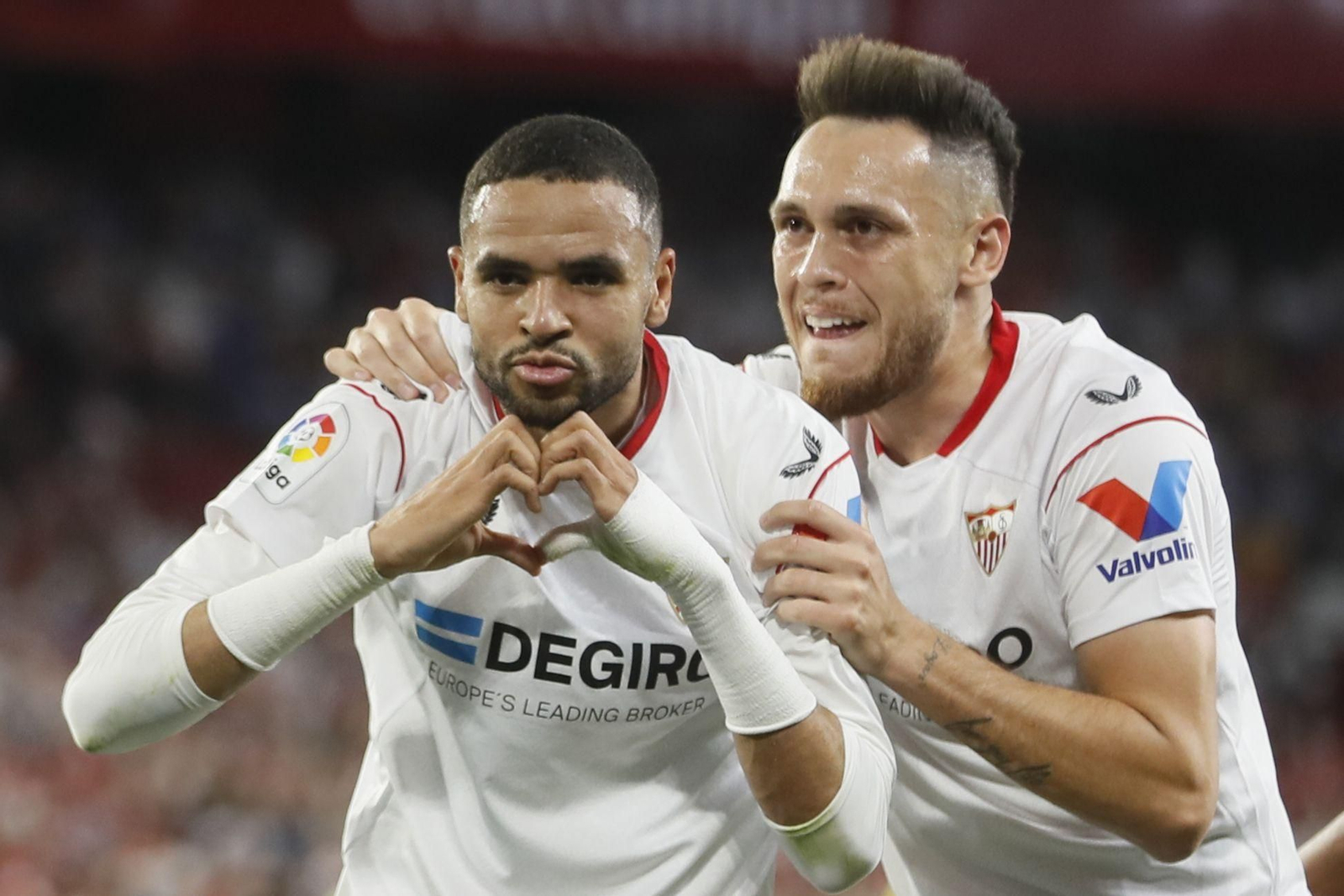 Youssef En-Nesyri celebra un gol junto a Lucas Ocampos.