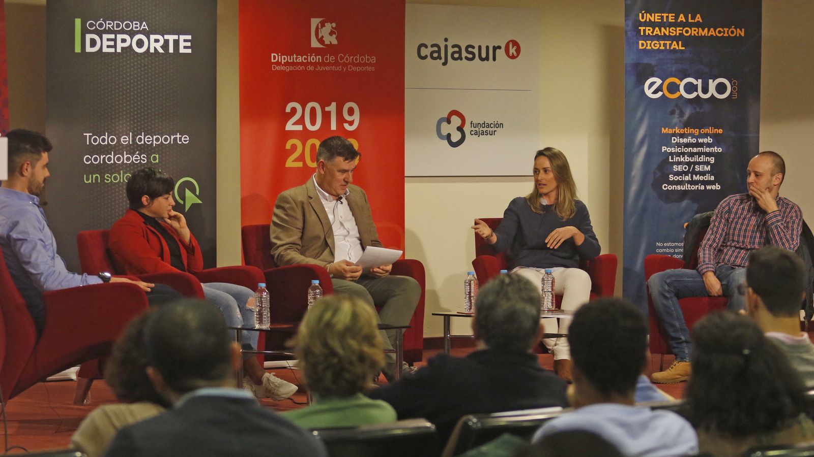 Un momento de la primera mesa redonda del acto