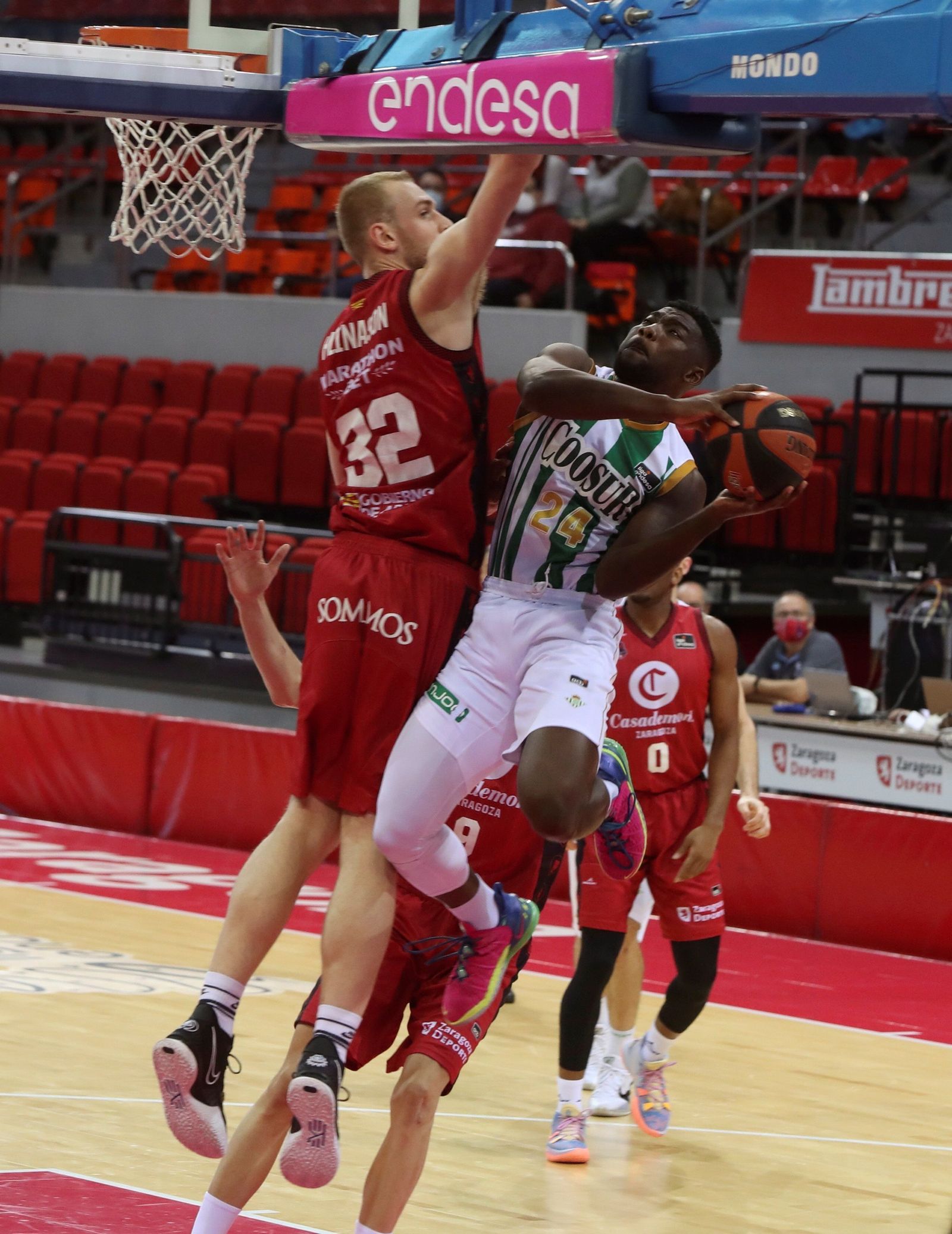 Ouattara trata de penetrar a canasta ante la defensa de Hlinason.