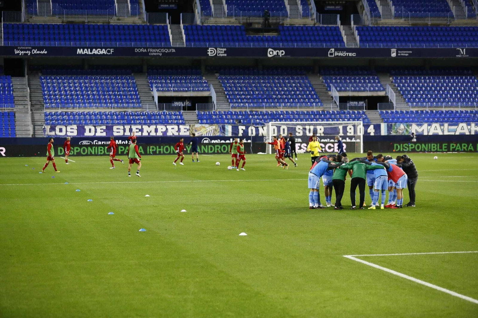Las fotos del recibimiento al equipo y el calentamiento antes del Málaga - Cartagena