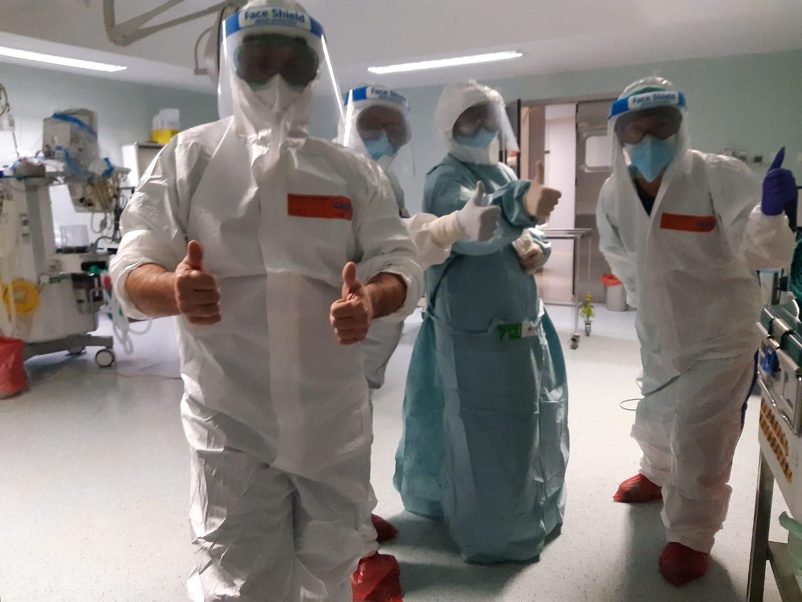 Sanitarios tras la operación en Antequera