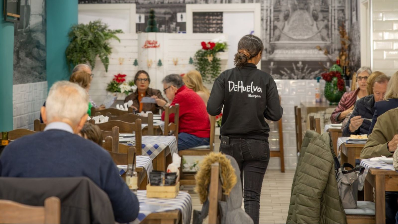 Mesas y comensales en el restaurante De Huelva, en Huelin.