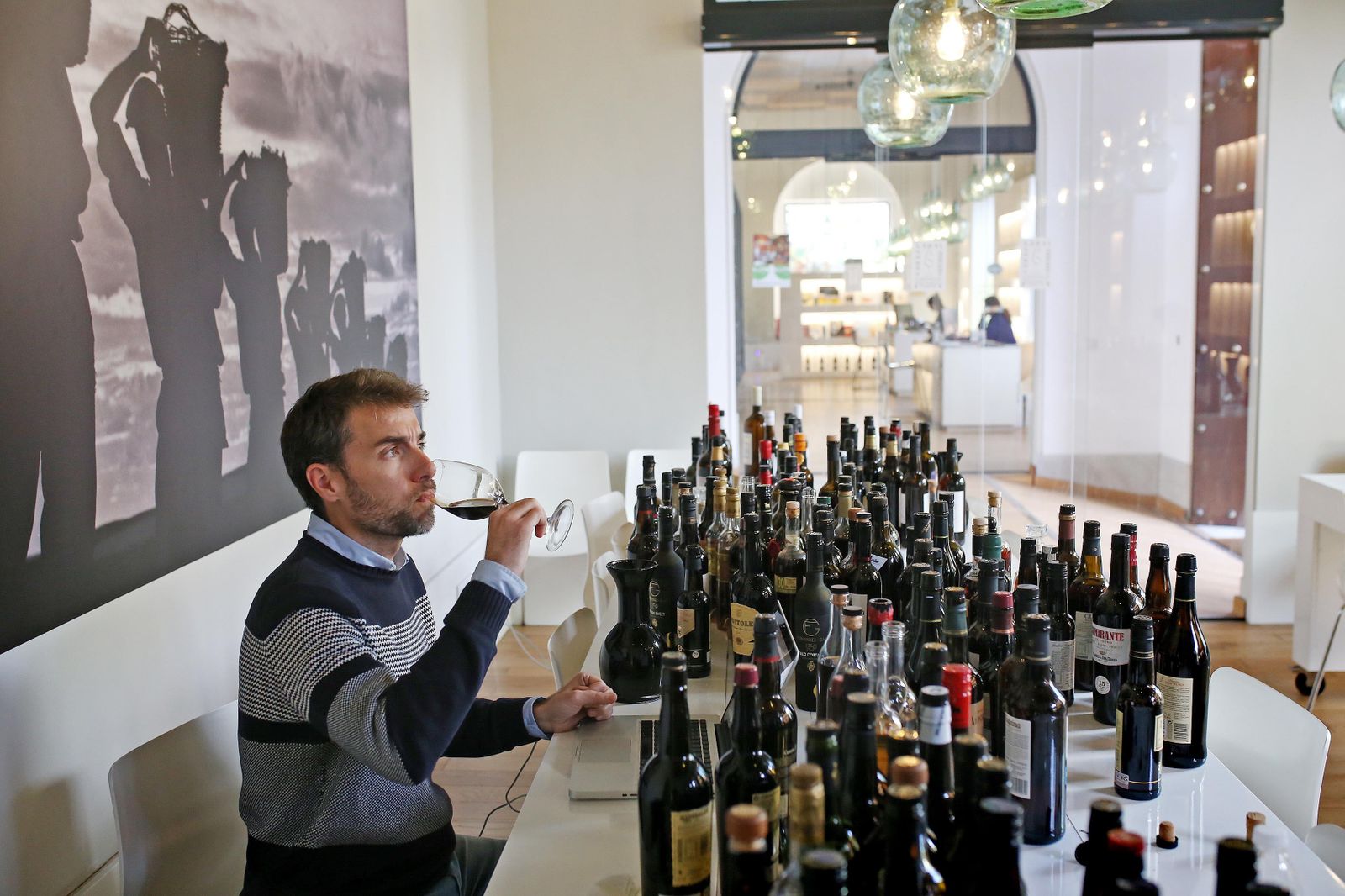 El director técnico de Guía Peñín, Carlos González, cata vinos de Jerez para una edición anterior de la guía.