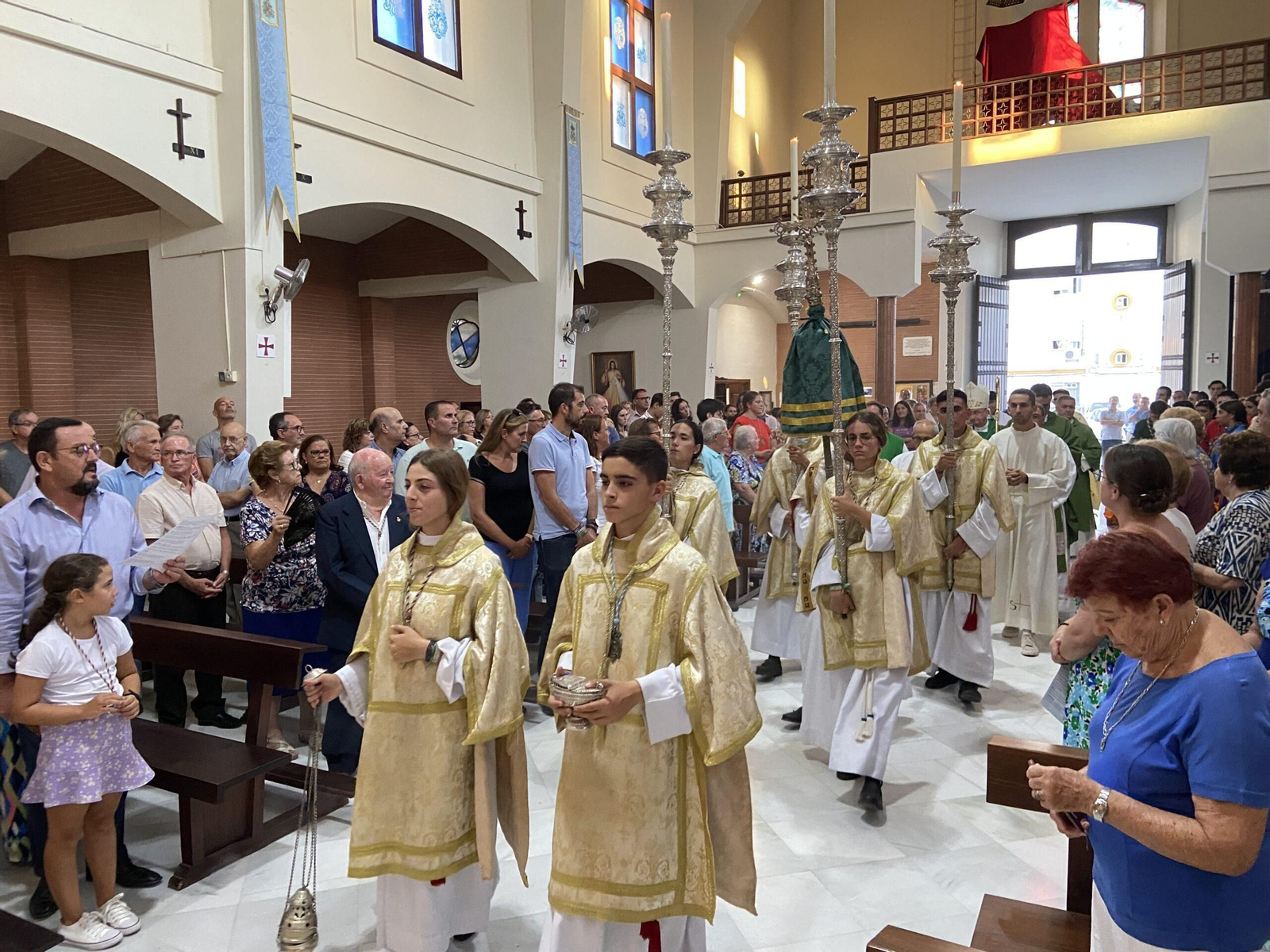 Fotogalería de la toma de posesión de los sacerdotes de Las Viñas, Santiago y San Pedro en Jerez