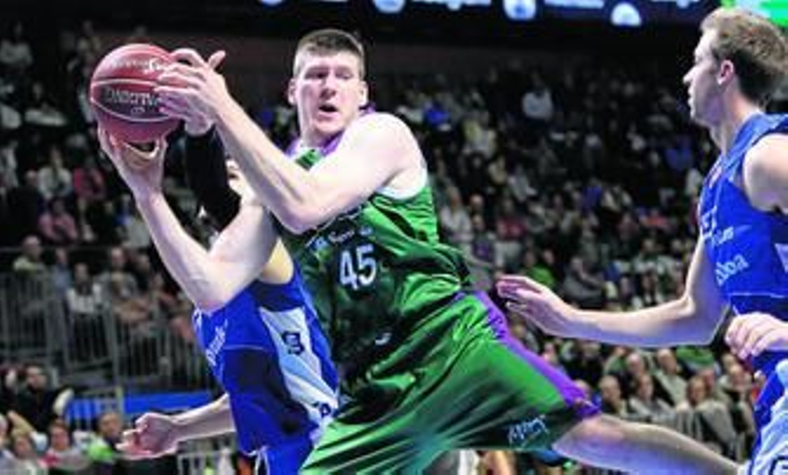 Cooley atrapa un rebote ante el Baloncesto Sevilla.
