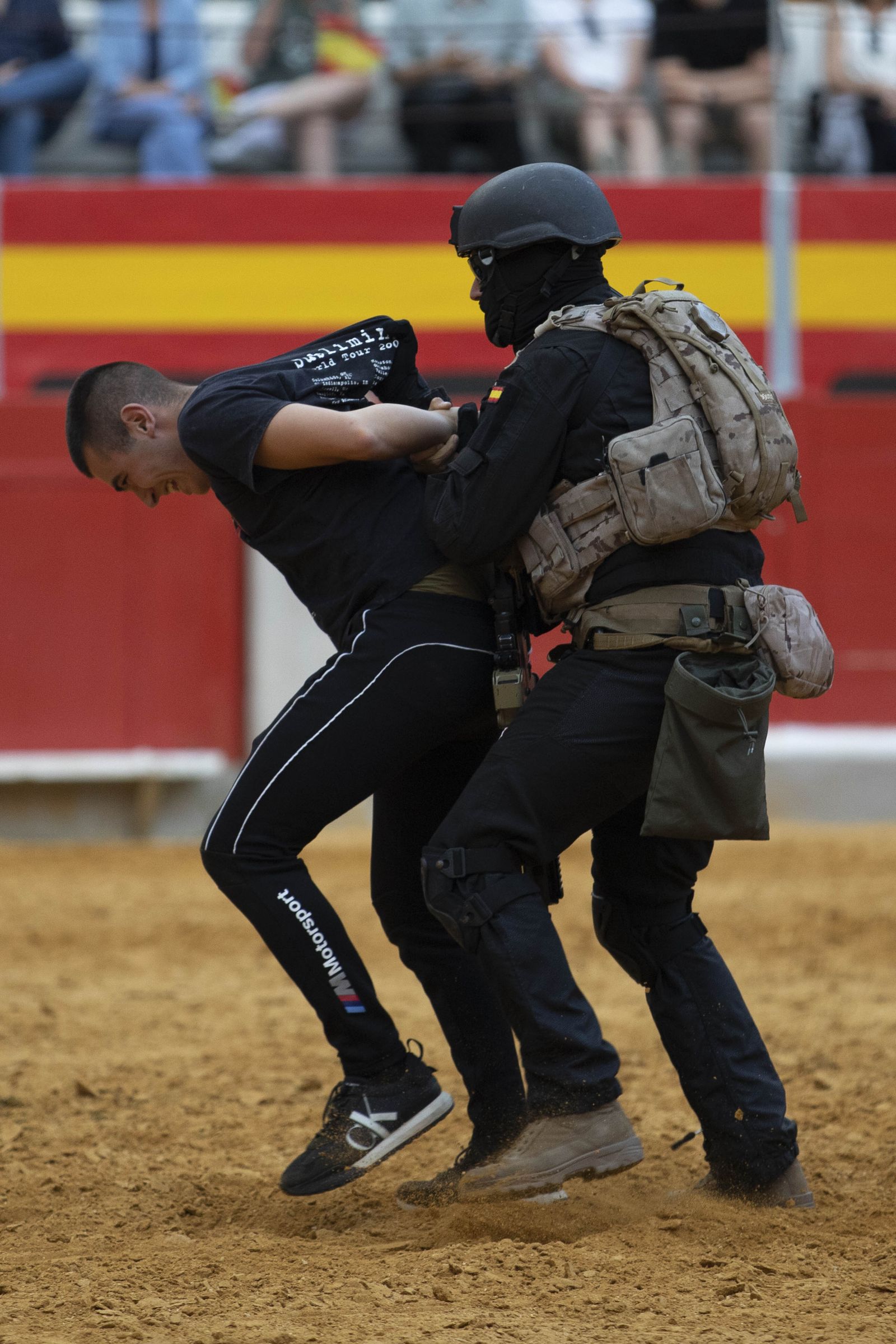 La exhibición del Ejército en la Plaza de Toros de Granada, en imágenes