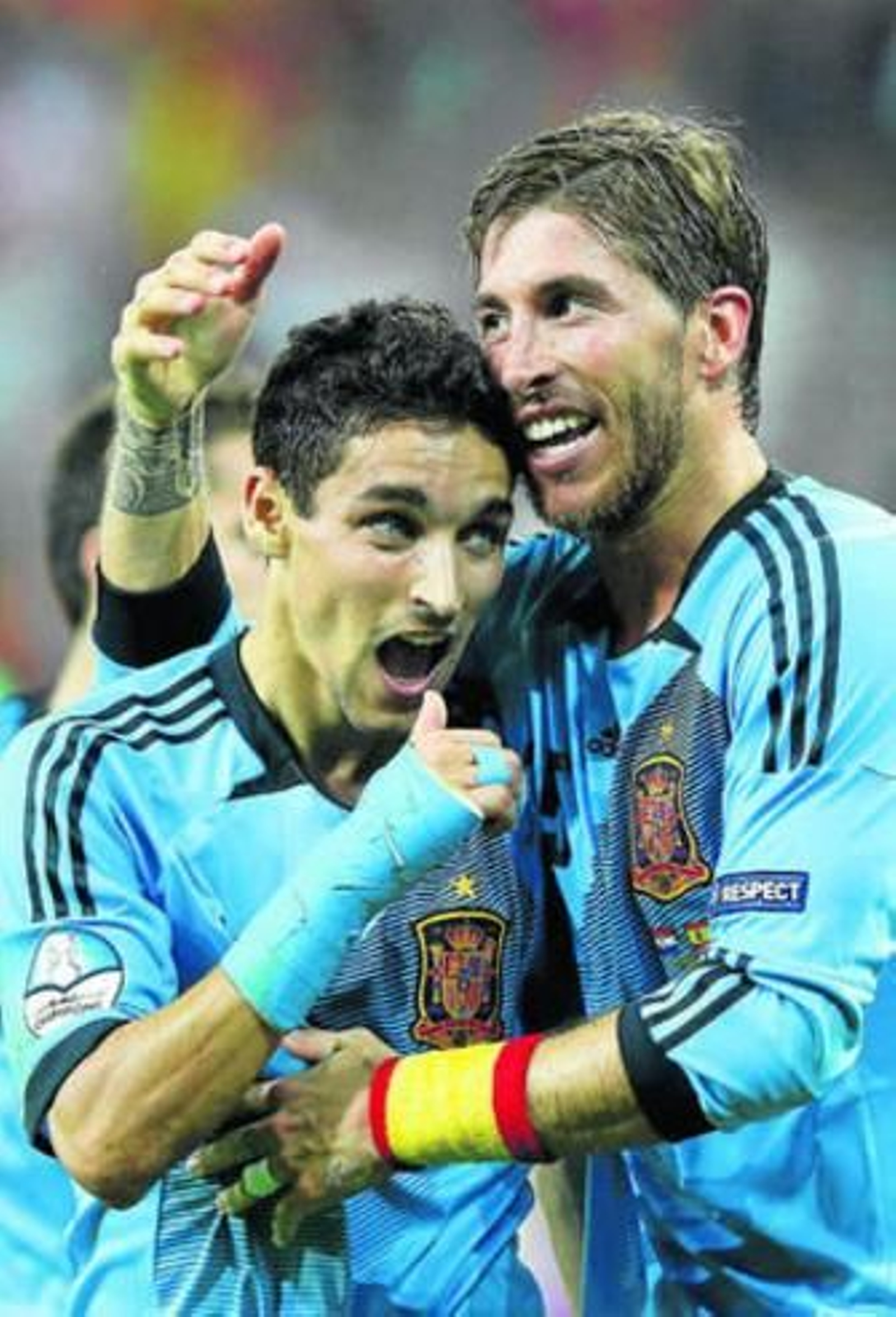 Sergio Ramos felicita a Jesús Navas tras conseguir el tanto del triunfo frente a Croacia.