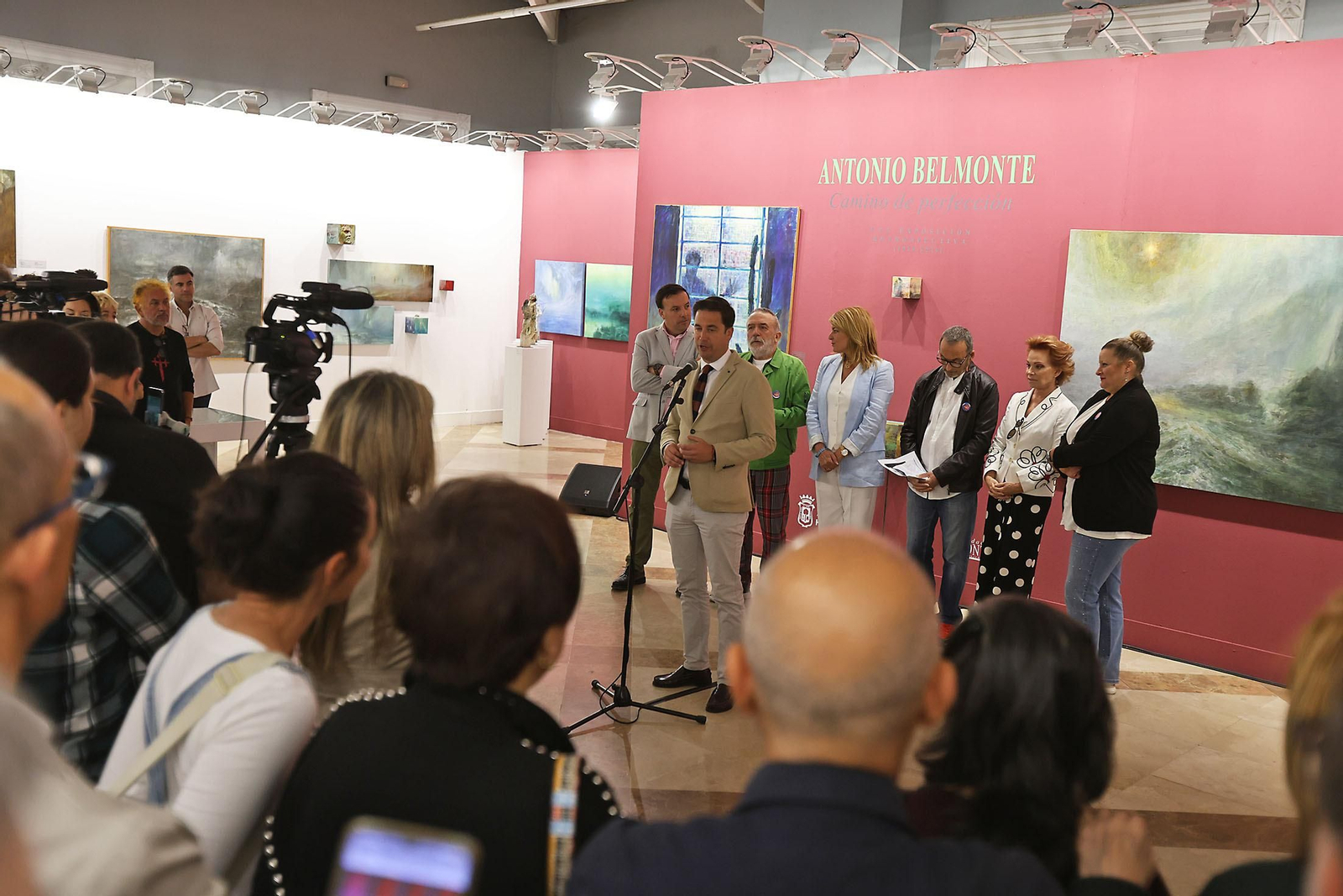 Imágenes de la inauguración de la muestra 'Camino de Perfección' del pintor Antonio Belmonte