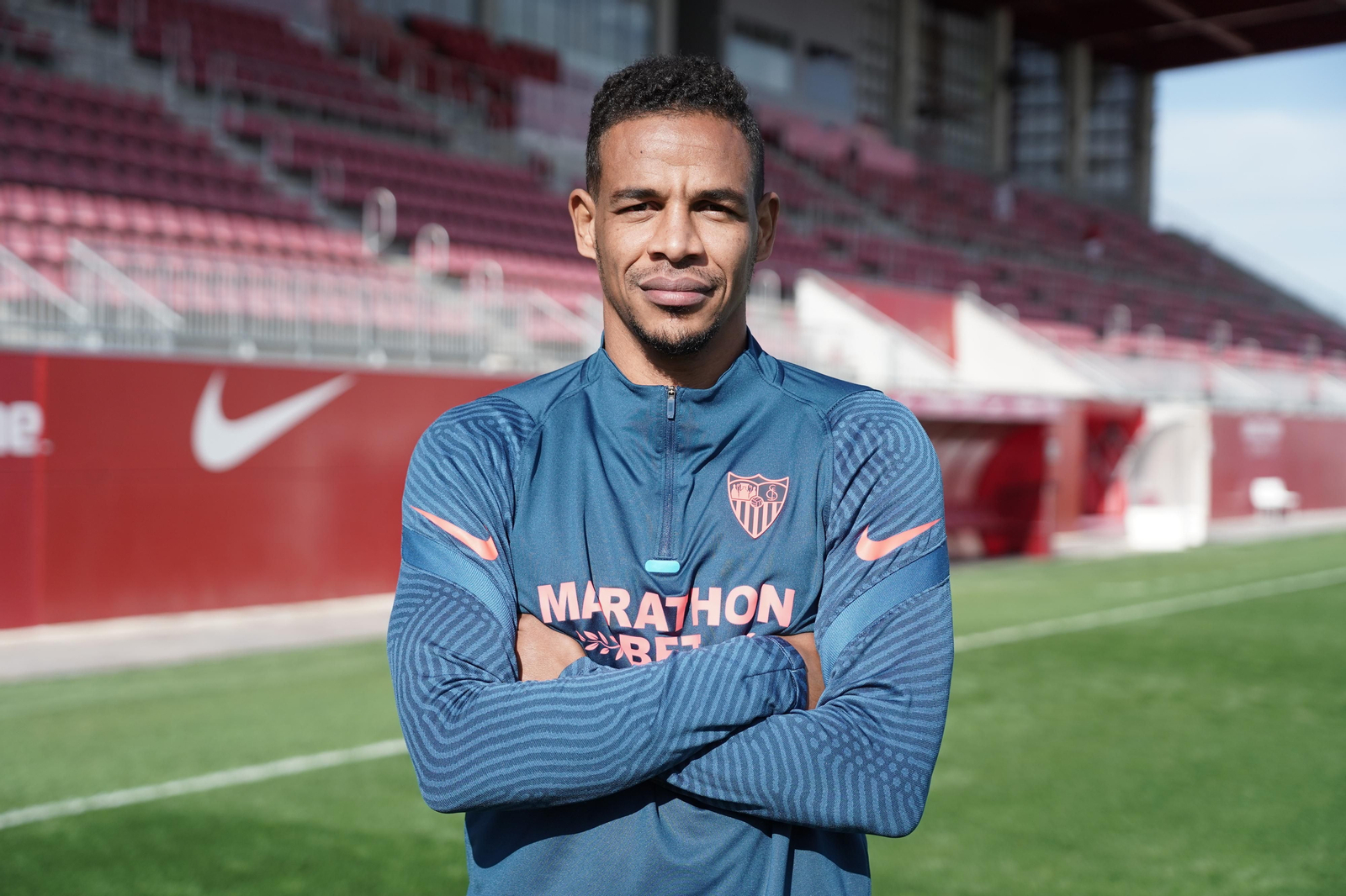 Fernando posa con la grada del estadio Jesús Navas al fondo.