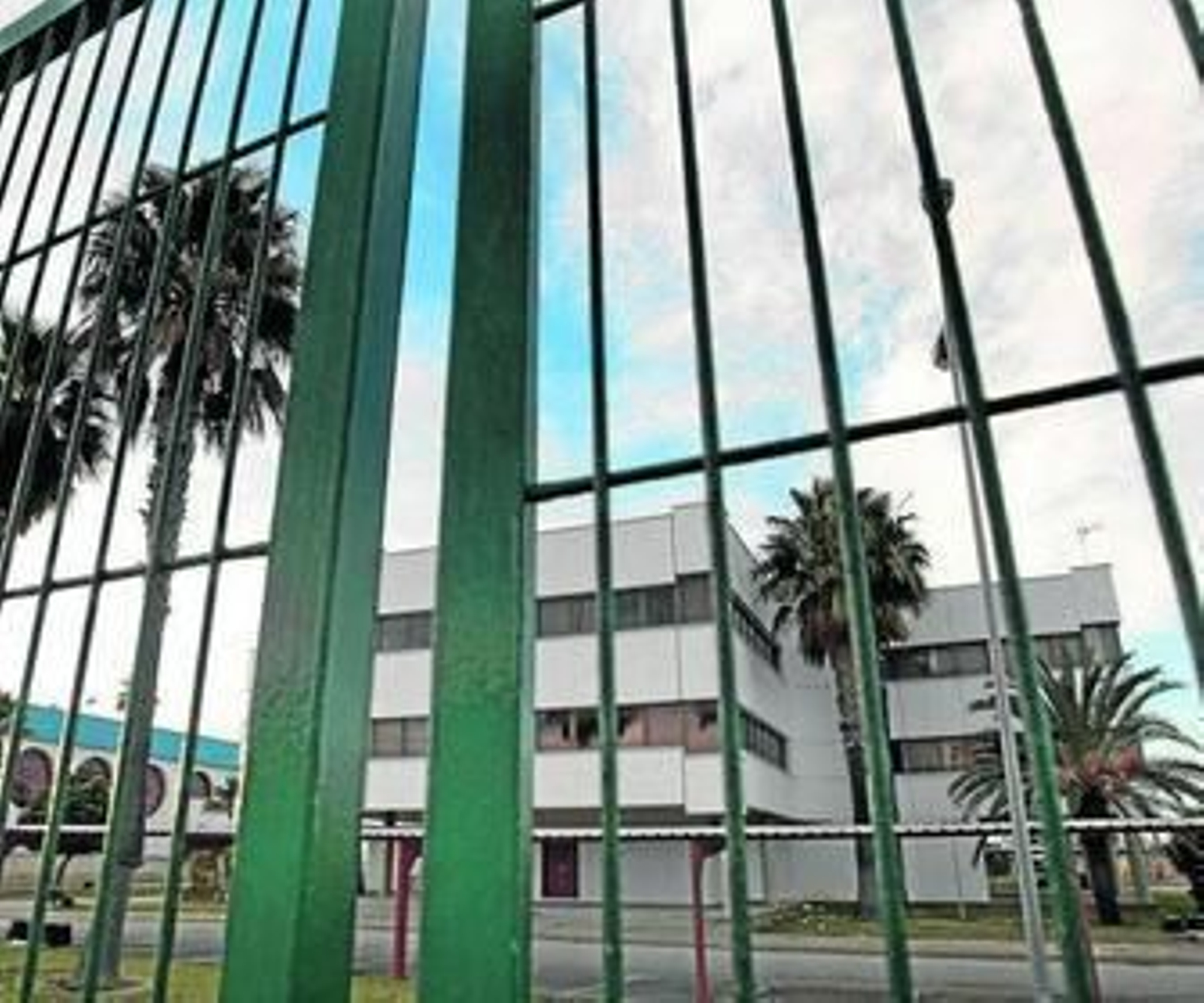 Edificios que ocupaba Altadis en la Zona Franca, donde la Junta plantea habilitar la Ciudad de la Justicia.