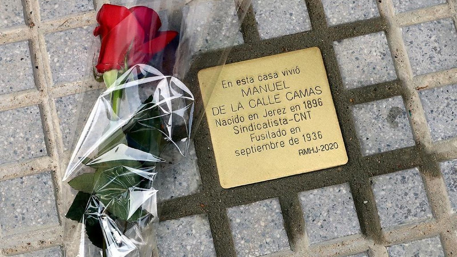 Detalle de la placa en memoria de Manuel de la Calle.