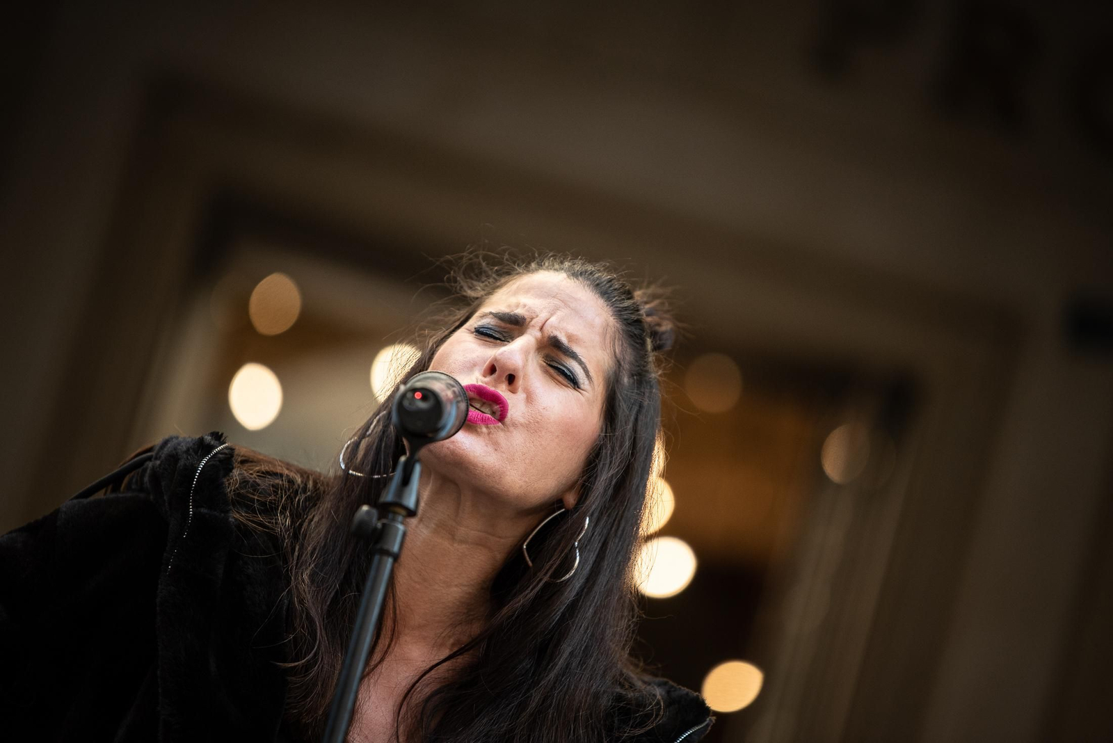 Imágenes de la Zambombá " Sones de Navidad" en la puerta de la Diputación