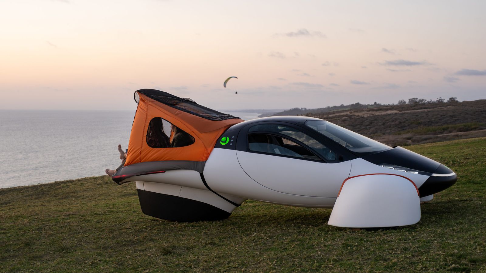 El maletero tiene una capacidad de 707 litros, según Aptera Motors; y puede incorporar gadgets como esta ampliación que permitiría pernoctar en él.