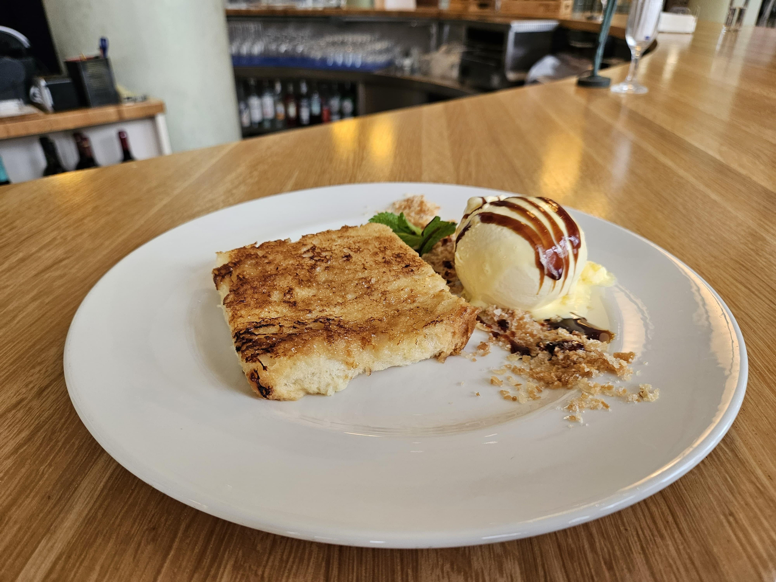 Plato de torrijas en el bar Neptuno del Hotel Playa Victoria en Cádiz