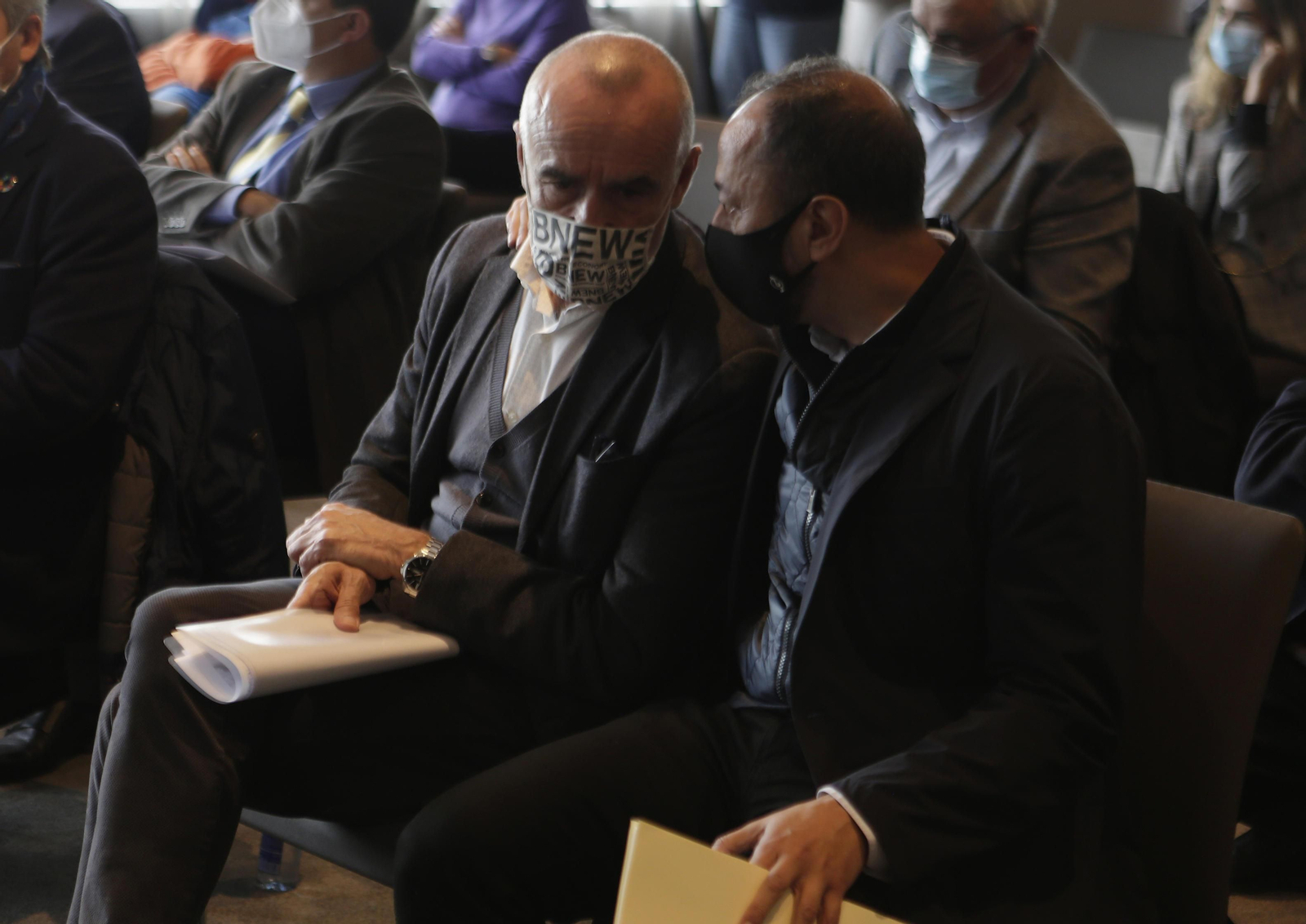 Celis conversa con Muñoz durante el acto de la Fundación Pablo Iglesias.