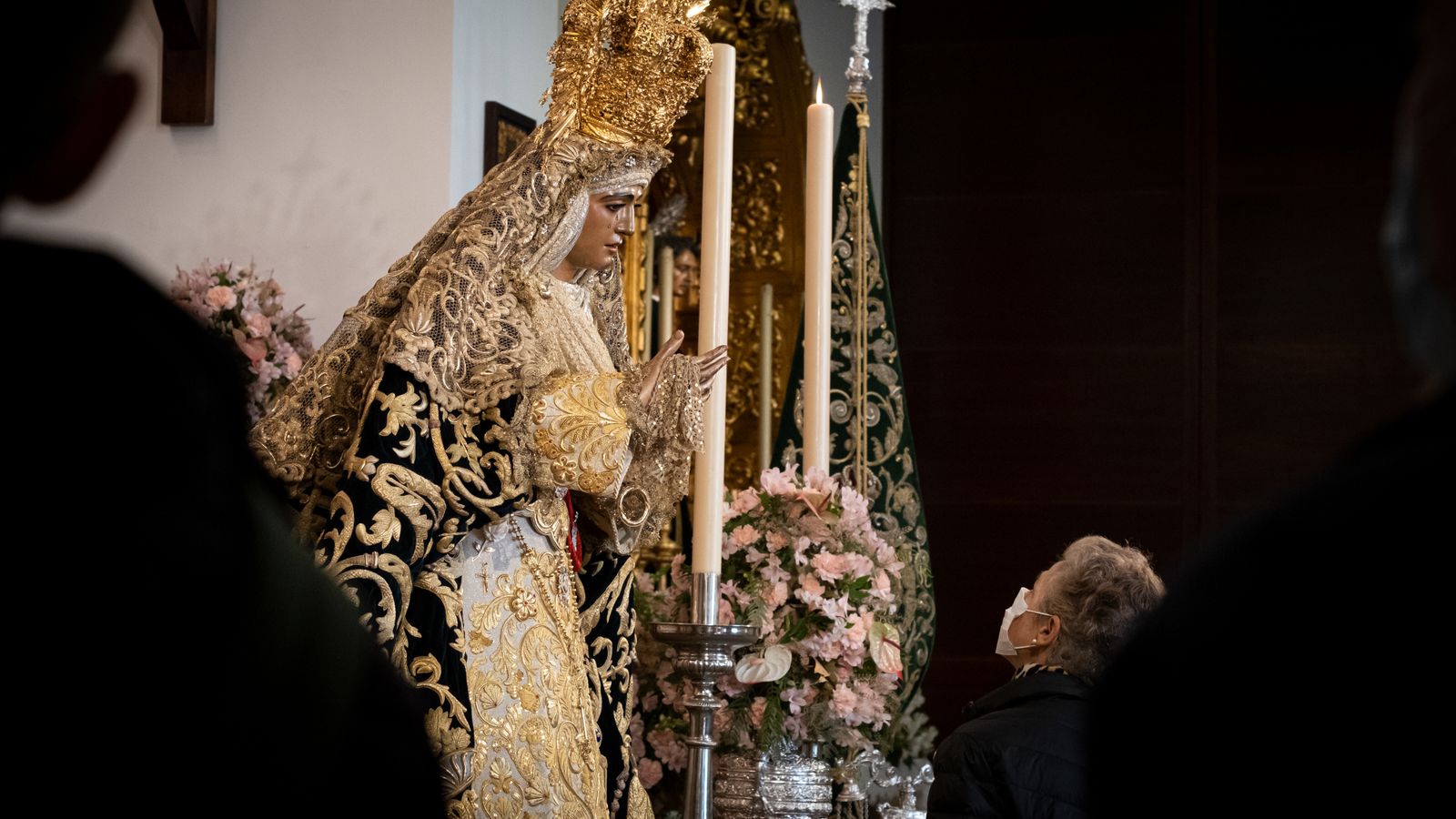 La Esperanza de Triana en su besamanos, en imágenes